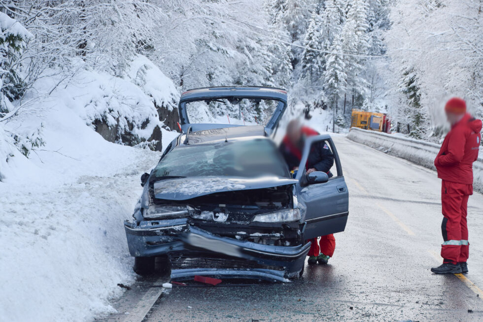 ULYKKE: En bil har krasjet like nedenfor Mjåvatn. FOTO: RAYMOND ANDRE MARTINSEN