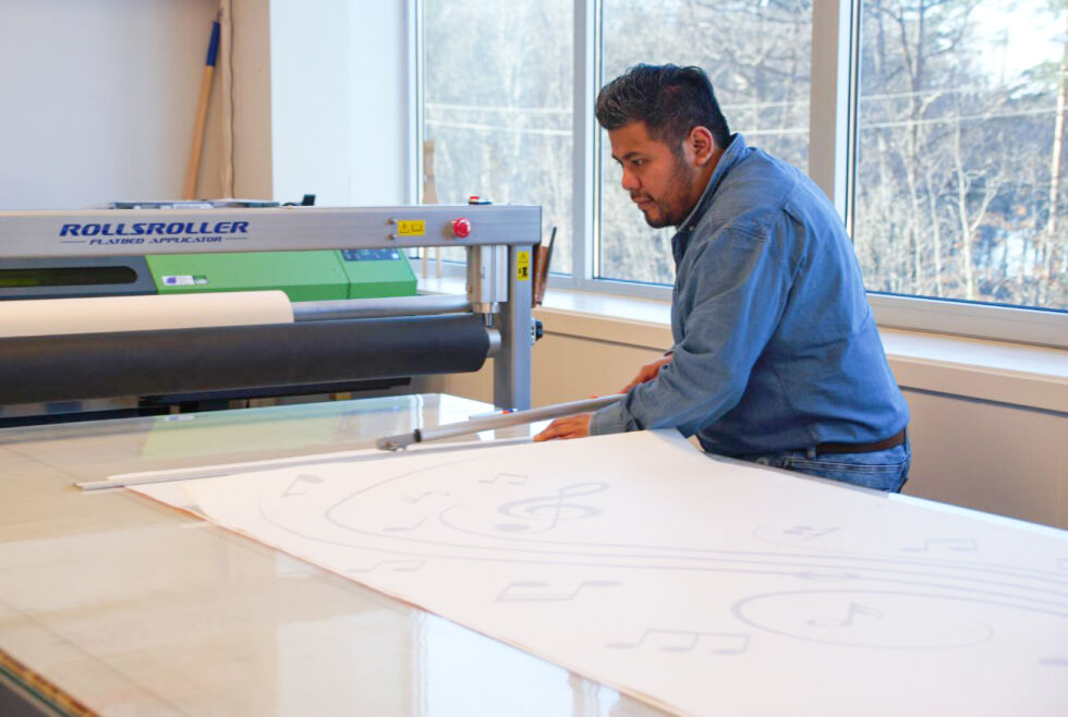 SAMARBEID: Frolendingen Tomas Kile fra Kile Design blir nå en del av en større grafisk bedrift i Arendal. FOTO: ANNA JOHANNE SVEINUNGSEN