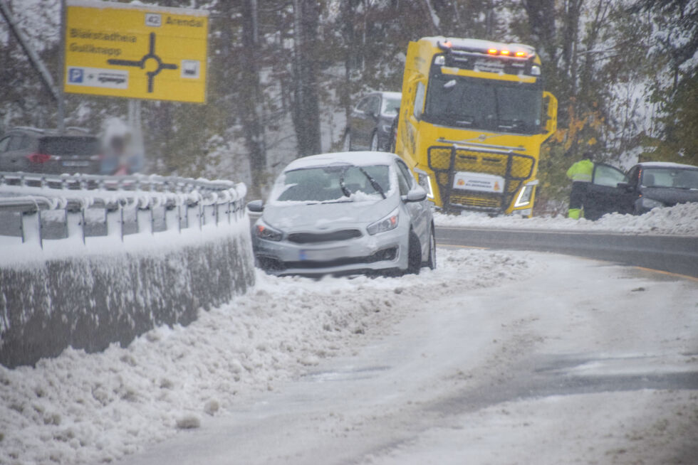 GLATT: Flere biler fikk problemer i Blakstadkleiva fredag formiddag. I løpet av natten og morgentimene hadde det kommet noen centimeter med snø og slaps i Froland som gjorde kjøreforholdene utfordrende. FOTO: RAYMOND ANDRE MARTINSEN