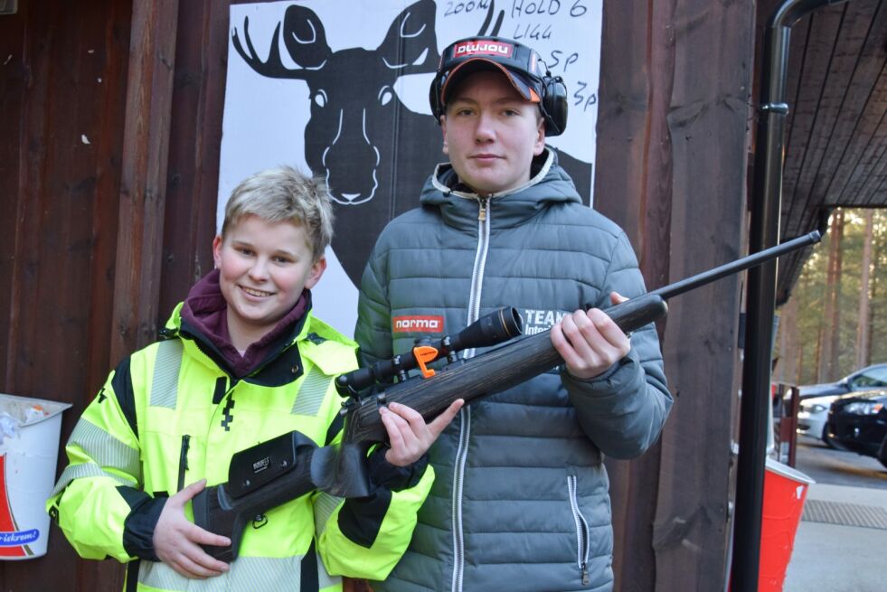 MORO: Mads Solberg (14) og Daniel Lavrantsen (14) trives godt i jakt og skyttermiljøet. FOTO: RAYMOND ANDRE MARTINSEN