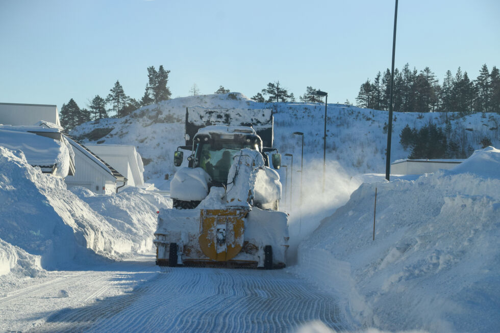 BRØYTING: I begynnelsen av januar kom det mye snø på kort tid i Froland. Det førte til at årets brøytebudsjett allerede var brukt opp i begynnelsen av februar. ARKIVFOTO: RAYMOND ANDRE MARTINSEN