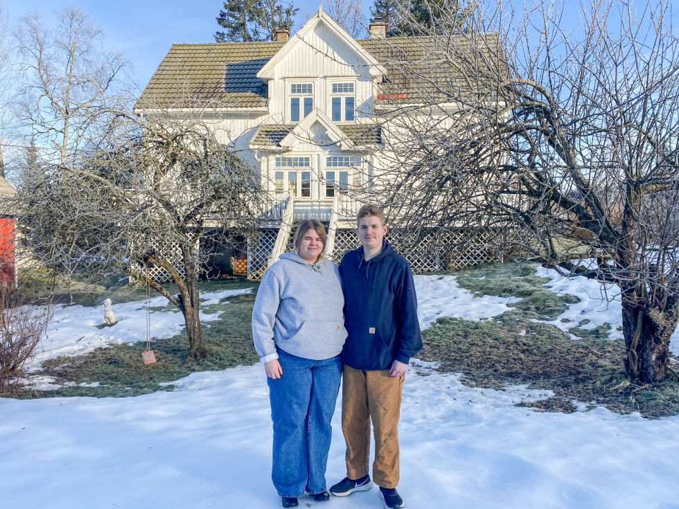 HUS: Simone Skree og Cato Jøsang Vågen kjøpte nylig det som kalles «Bøens hus» like ved Osedalen. Senere i år flytter paret inn og skal begynne på oppussing av det gamle huset i Froland. 	FOTO: JUNE SAGEDAL