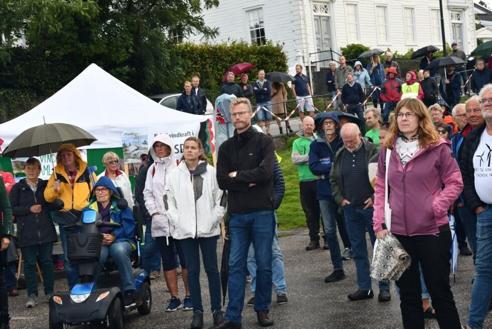 STOR STØTTE: Mange møtte opp for å si nei til vindkraft. I grønt i midten ses Lars Johan Skjeggedal og Kai Ingvald Flateland.