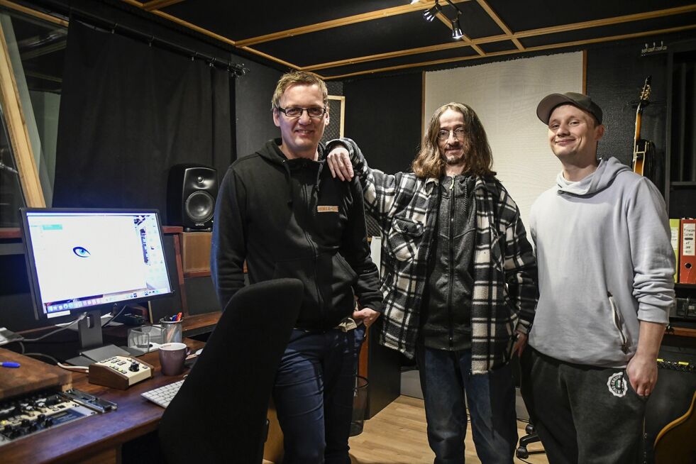 HIMLA LYD: Da Kim Elm Bleika (i midten) skulle spille inn et album, valgte han studioet Himla lyd på Frolands Verk. Der fikk han god hjelp av produsentene Roy Sveinungsen og Kristoffer Robin Froholt Strand.