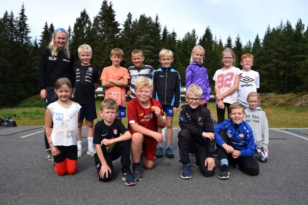GØY: Årets skiskytterskole hadde 13 deltakere, her er Johanne Fjærbu sammen med elevene på skytebanen. De unge skytterne var alle enige om at skiskyting er veldig gøy.