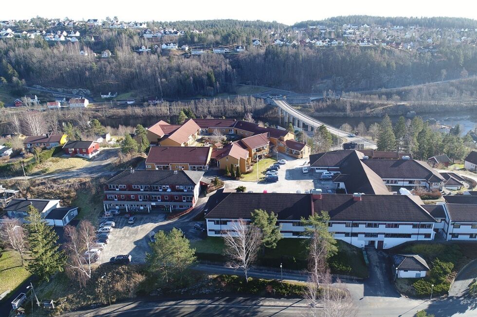 PÅ GANG: Det jobbes intensivt fra kommunens side med prosjektet nytt sykehjem i Froland. Bygget kommer blant annet hvor det røde huset til venstre på bildet ses. DRONEFOTO: BAARD LARSEN/HOMDAL & LARSEN AS
