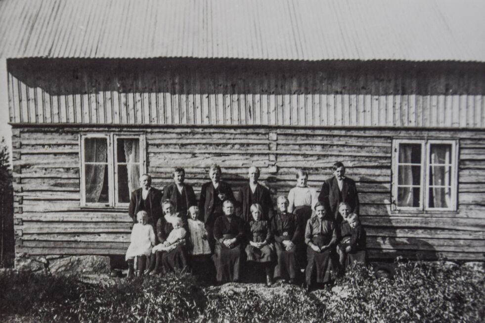 FØR: Bildet over viser er innvielsen av huset på Kile for nøyaktig 100 år siden, i 1920. FOTO: ARNE MJÅLAND
