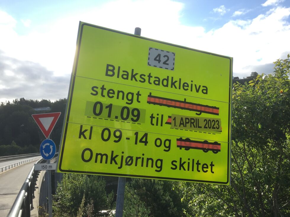 SKILT: Åpningsdatoen på skiltet ved Blakstadkleiva viser 1.april 2023, men det er ikke fylket som har satt denne datoen. FOTO: RAYMOND ANDRE MARTINSEN