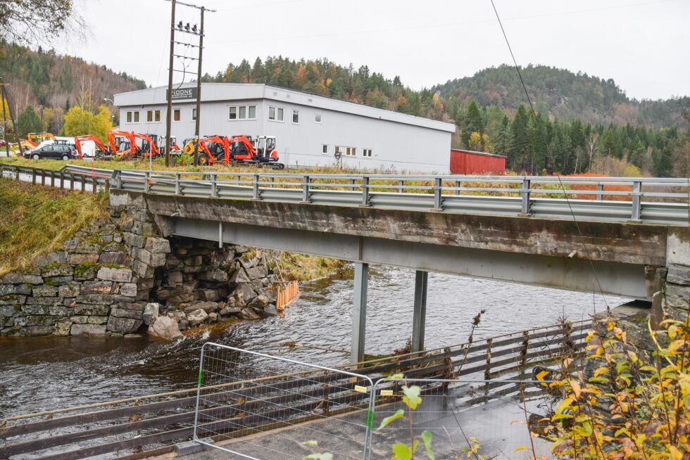 FØR:  Bilde over viser Stibrua også kalt Stien bro i 2017 etter at kraftige vannmasser tok med seg deler av brukaret.  FOTO: RAYMOND ANDRE MARTINSEN
