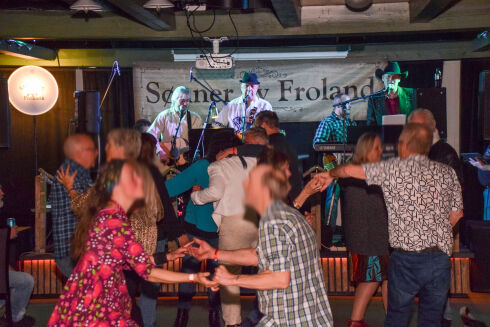 Påske--tradisjon førte til "glødende" dansegulv