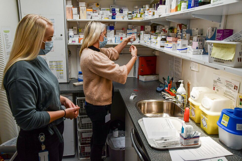 BLANDING: Sykepleierne Helene Stormo Woie og Margrethe Mjølhus mikset vaksinene før den ble satt onsdag. FOTO: BAARD LARSEN