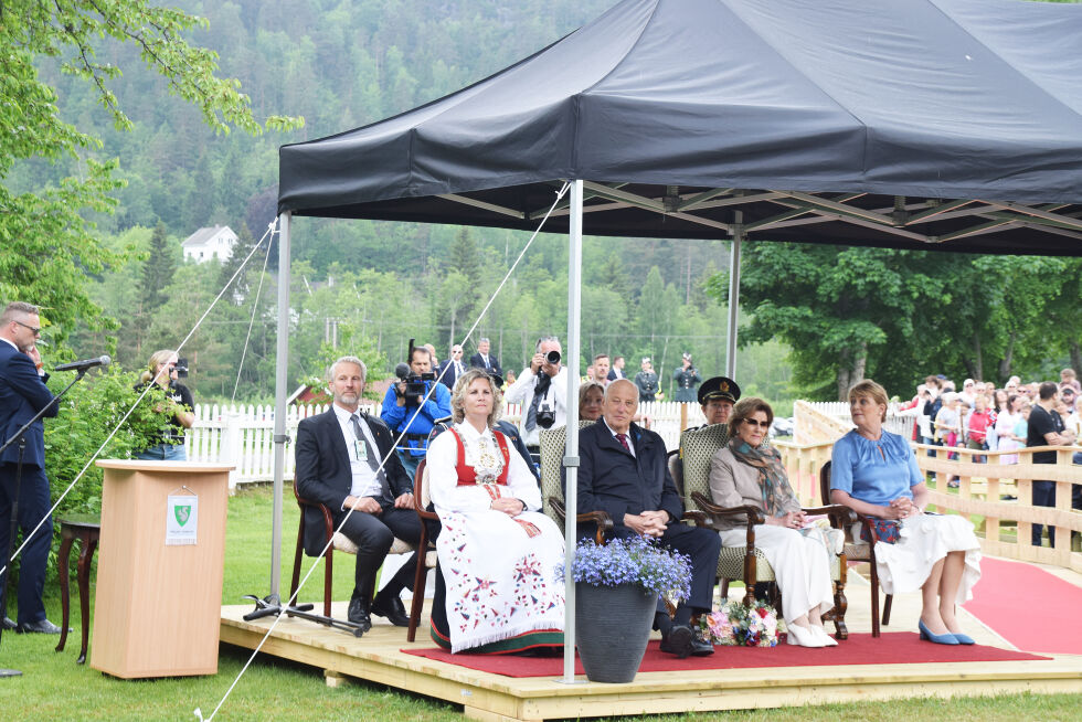 BYGGET FOR ANLEDNINGEN: Kongepaveljongen  ved scenen og gangbruen inn til området ble bygget på stedet. Hva som skjer med konstruksjonene etter endt arrangement er ennå usikkert.          FOTO: RAYMOND ANDRE MARTINSEN