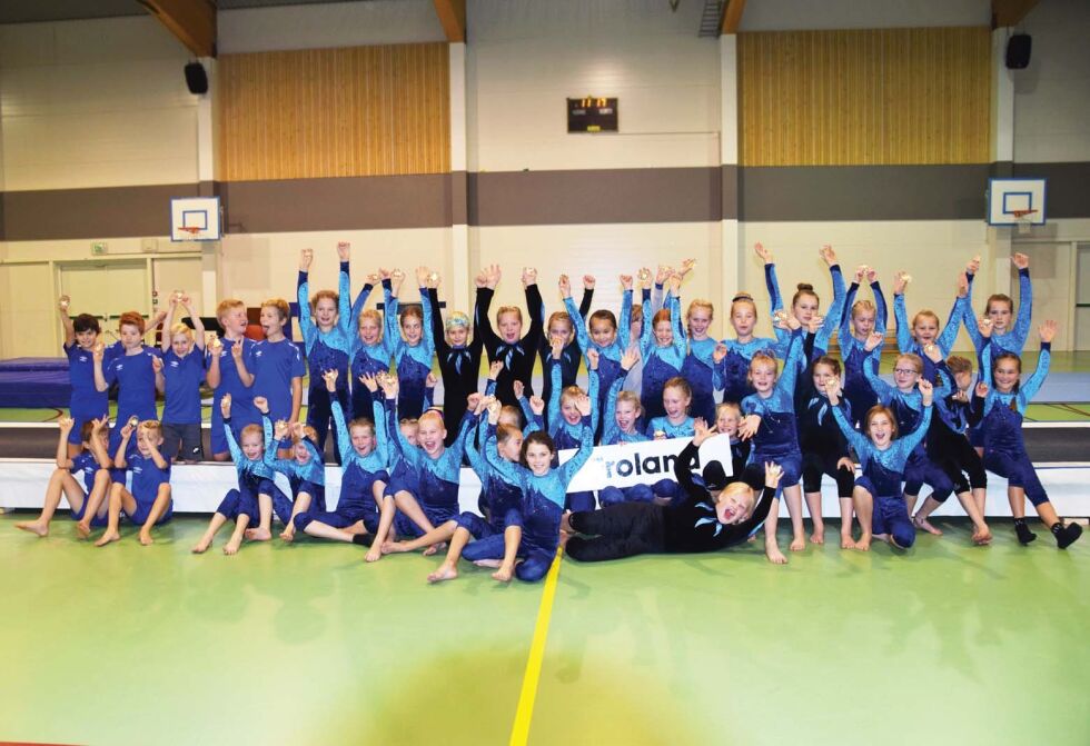 PREMIEUTDELING: Humøret var på topp når det var premieutdeling til de unge gymnastene fra Froland.