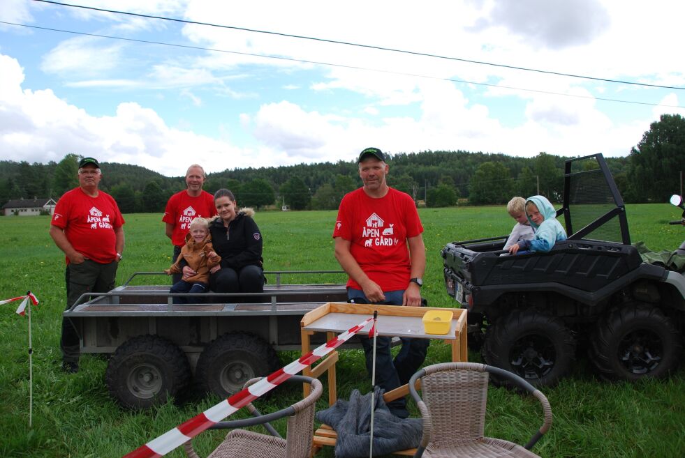 ÅPEN GÅRD: Fra v. Odd Hedland, Rune Veråsdal, Trygve Usterud. I tihengeren Emilian Messel og Mari Messel. På lasteplan sitter Simen og Filip Vålandsnyr Holen, klar for en tur med ATV-hengeren på Åpen-gård arrangementet på søndag. ALLE FOTO: ANNA JOHANNE SVEINUNGSEN