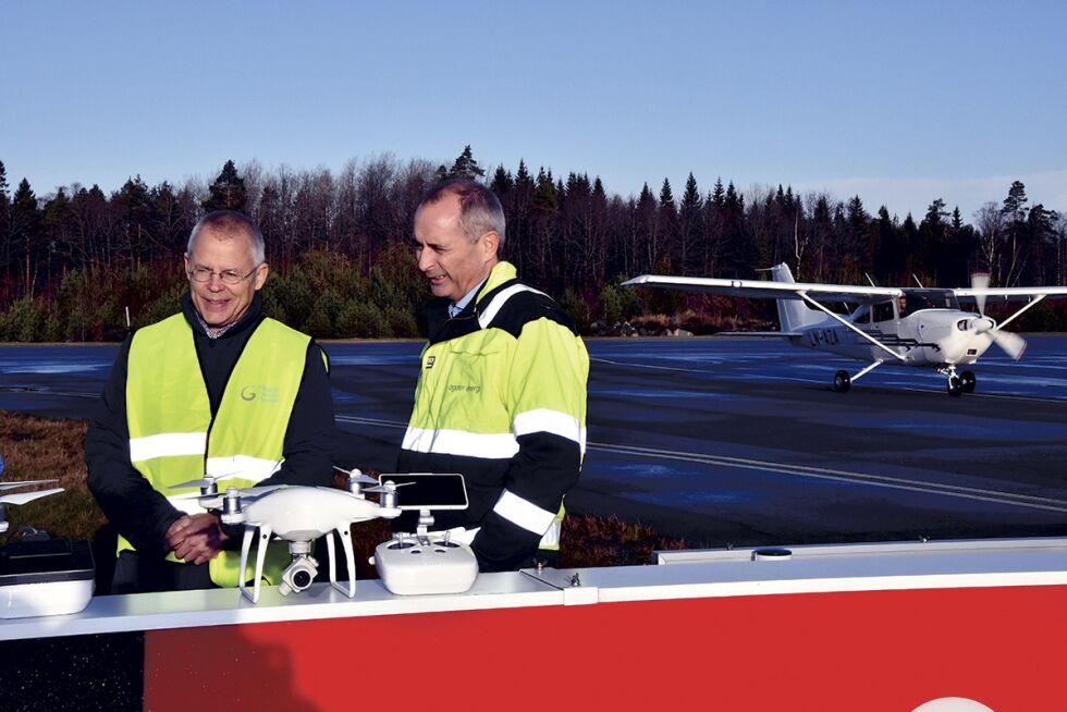 SAMSPILL: På Gullknapp kan droner operere mens det er flyaktivitet. På bildet Torkil Mogstad i Arendals Fossekompani og Svein Arne Folgerød i Agder Energi Nett.