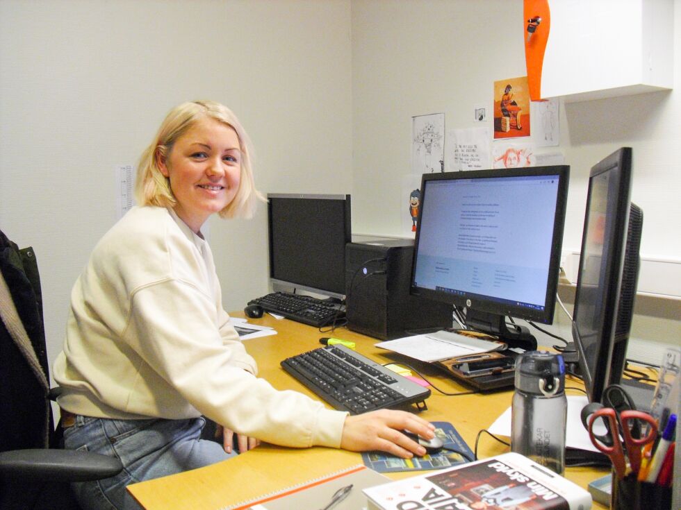 Konstituert biblioteksjef, Kristina Solsvik,  smiler til tross for forslag til store kutt i bibliotektjenestene.
								BEGGE FOTO: GUNNAR RAVNÅSEN