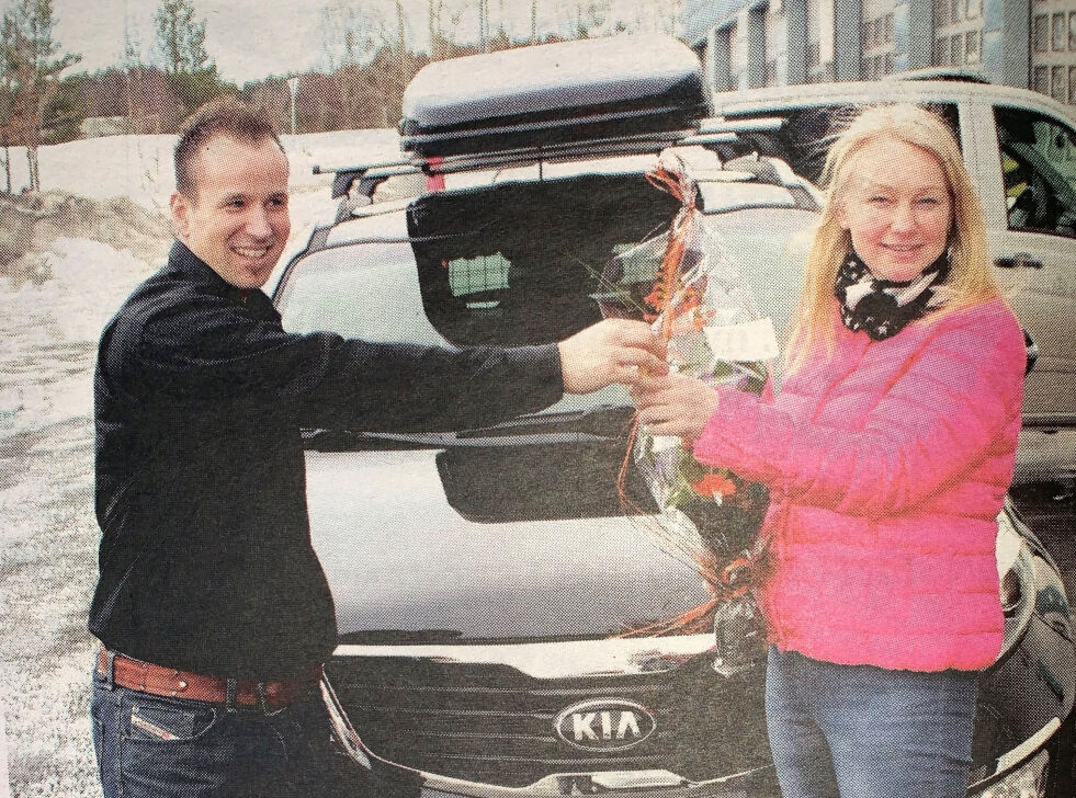 NY BIL: Selger Jarle Henriksen overrekker nøkkel og blomsterbukett til Liv Nymo som nettopp har kjøpt en Kia Sportage.  		ARKIVFOTO