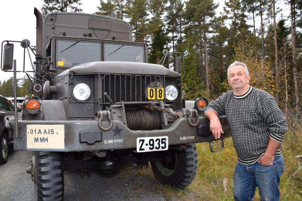 MILITÆR: Stein Oland med foran sin 1964 Kaiser Jeep M35-A2 militærlastebil.