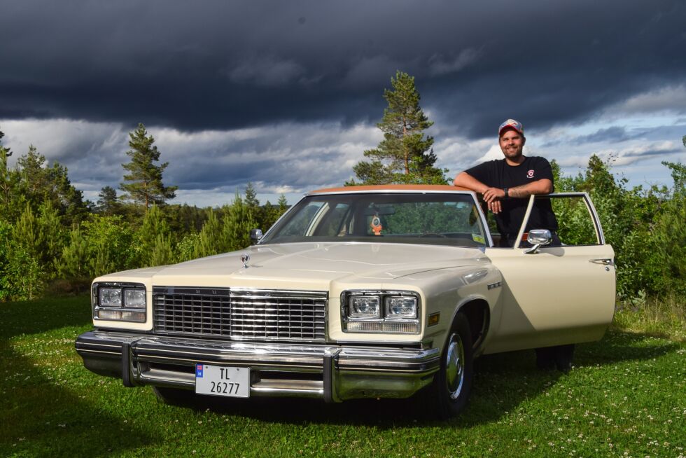 KJØRETØY:  Knut Bjorvatn Rinden med sin 1976 Buick LeSabra. Bilen har en 350 motor med rundt 176 hestekrefter. FOTO: RAYMOND ANDRE MARTINSEN