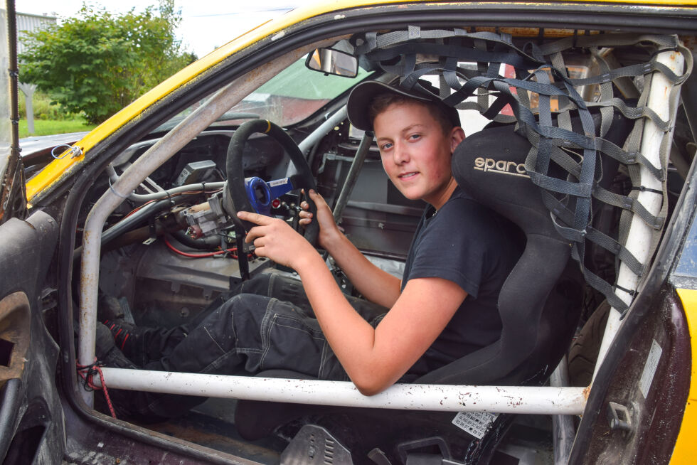 BILCROSS: Carlos Jensen Fidje kjører for Froland Motorsport og Trafikksikkerhet, nylig tok 14-åringen en 5. plass i landsfinalen for juniorer i Sigdal. Nå gleder han seg til flere løp. FOTO: RAYMOND ANDRE MARTINSEN