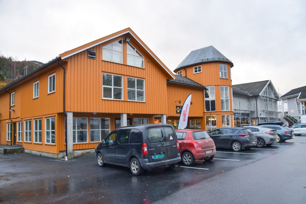 VAKSINE: Vaksinekoordinator i Froland kommune Mari Mykland forteller at vaksineringen vil foregå i det gamle Spar–bygget fremover (lokalet nede til venstre på bilde). 			FOTO: RAYMOND ANDRE MARTINSEN