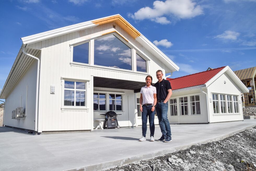 FROLANDS VERK: Annette Sandøy og Jarle Pedersen foran det nye huset deres som ble ferdig for noen måneder siden. Paret er de første som har bygget hus på Trevanntoppen på Verket. FOTO: RAYMOND ANDRE MARTINSEN