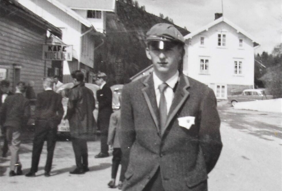 Gonder i russeantrekk utenfor Nidelven kafe 17. mai 1962  Foto:Privat