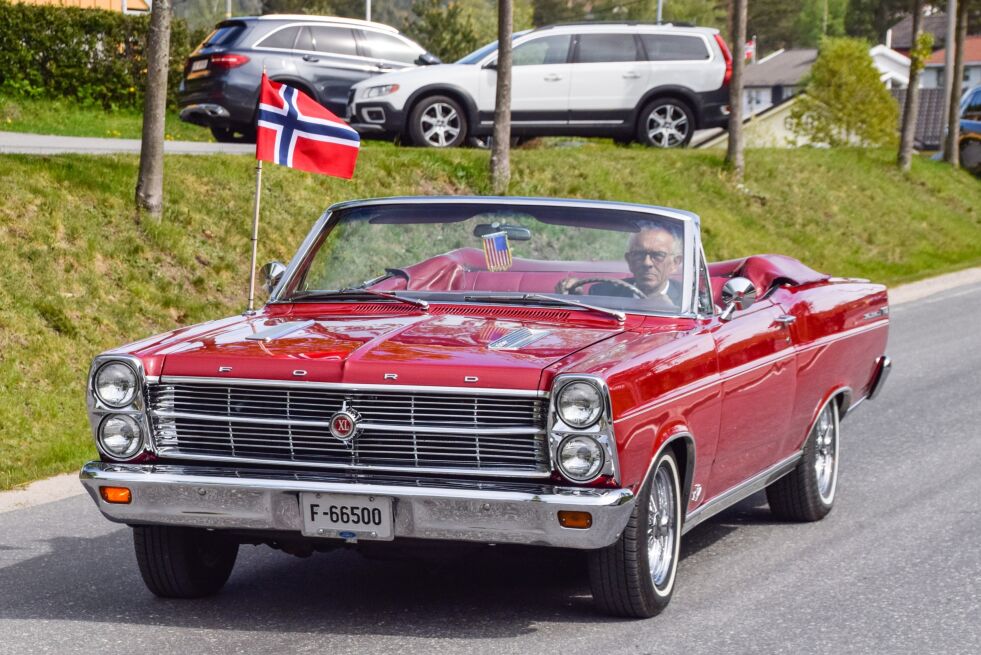 17. MAI: Bilen til Stein er fast å se hver 17. mai i Froland. Her på nasjonaldagen i 2019. FOTO: RAYMOND ANDRE MARTINSEN