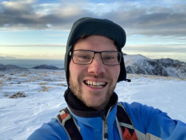 Bor mellom høye fjell ut mot havet