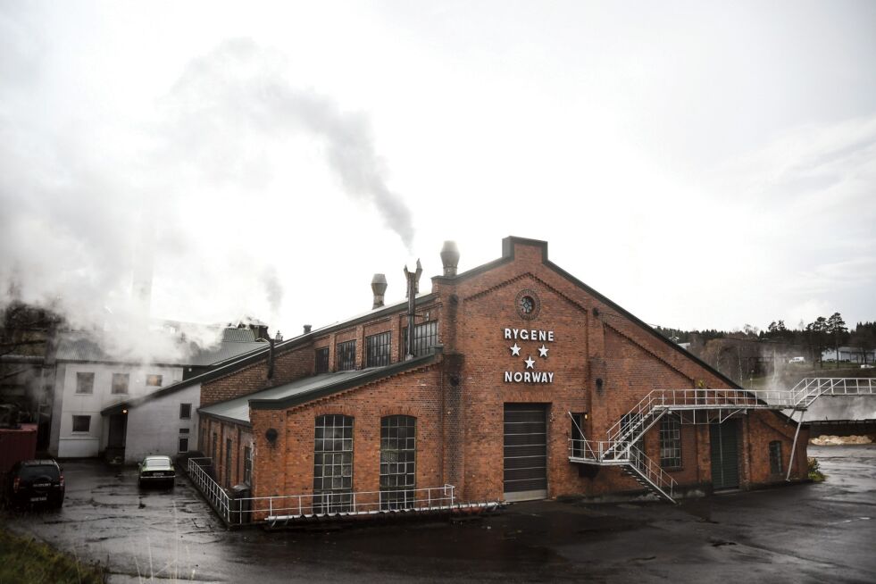 LANGE TRADISJONER: Det er drevet industri på Rykene helt siden 1616, der man har brukt fossen som energikilde først til sagbruk og deretter til å utvinne tremasse. De første               tremassefabrikkene ble etablert i Norge mellom 1860 og 1870, og den første fabrikken på Rykene ble bygd i 1873. Denne brant ned bare fem år senere. En ny fabrikk ble bygd og solgt til Smith & Thommesen i 1883.