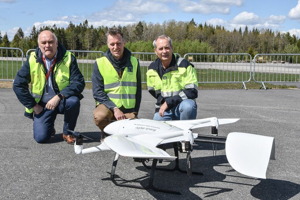 STOR: Flyplassjef Jan Morten Myklebust (t. v.) sammen med Agder Energi Netts Jarle Stokke-Olsen og Svein Are Folgerø med dronen i forgrunnen.