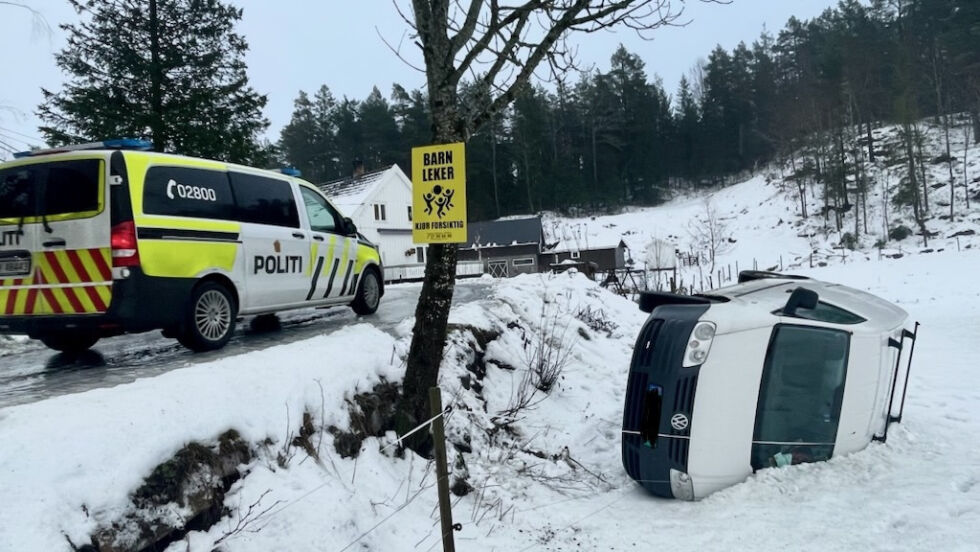 UTFOR: En bil havnet utfor veien på Hurveheia i Froland. FOTO: OLAV SVALAND