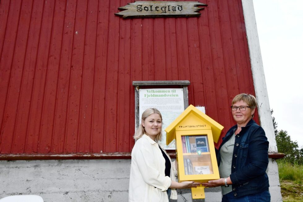 FØRSTE: På Soleglad har Kristina Tørå Solsvik og Helga Byttingsmyr ved Froland bibliotek henger opp det første friluftsbiblioteket. Bokhuset er laget av Mølla Vekst AS.