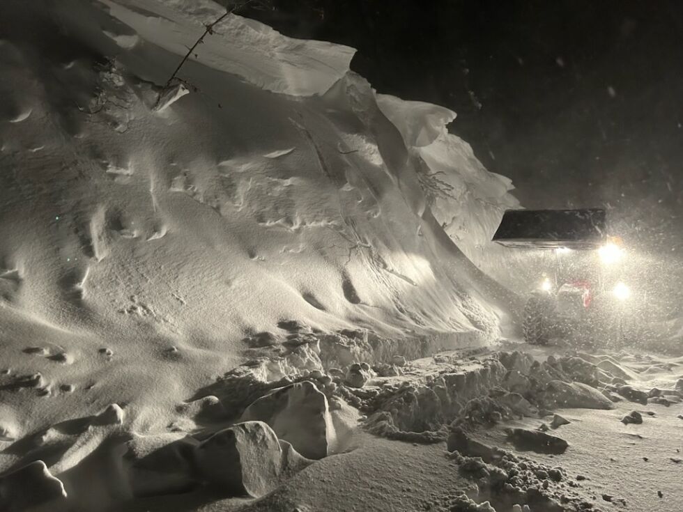 SNØKAOS: Store snømengder og kraftig vind skapte utfordringer for frolendingene første uken in 2024. Her fra Løvjomåsheia hvor veien var stengt etter snøras. FOTO: ALF LØVJOMÅS