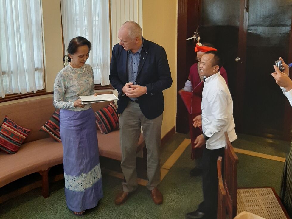 Ordfører Ove Gundersen overrekker gave til Statsrådigver og fredsprisvinner Aung Sans Suu Kyi under besøket i hennes residens 19. november 2019. FOTO: PRIVAT