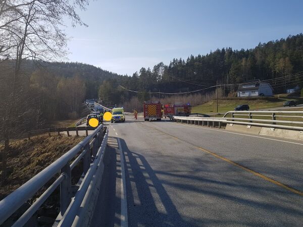 Fire til sykehus etter trafikkulykke