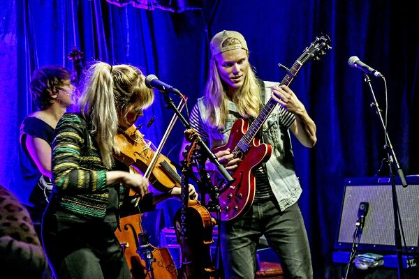 Rocker opp slåttemusikk fra indre Agder