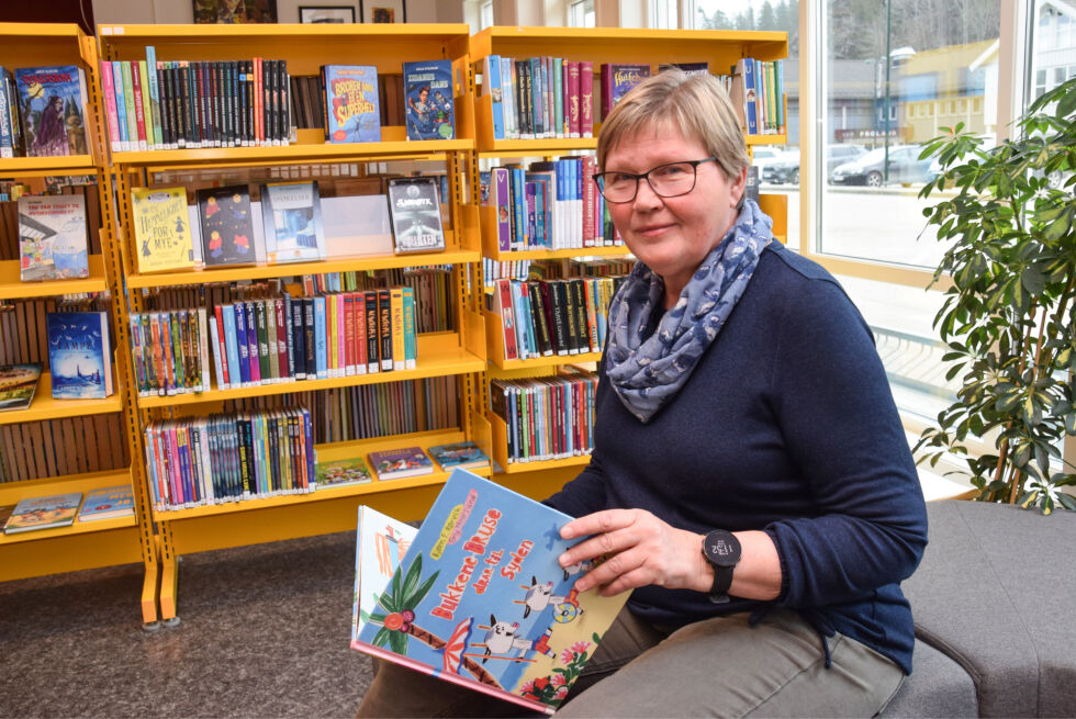 BLIR PENSJONIST: Helga Byttingsmyr har jobbet på Froland bibliotek i 20 år, og hjulpet mange med å finne en bok som passer å lese. Torsdag hadde hun sin siste arbeidsdag før hun ble pensjonist. FOTO: RAYMOND ANDRE MARTINSEN