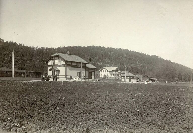 FØR:Froland stasjon en gang mellom 1908 og 1920. FOTO: KUBEN /   AUST-AGDER MUSEUM OG ARKIV KUBEN