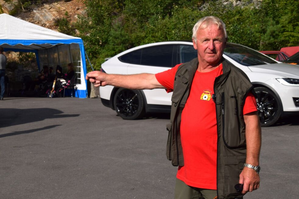 PARKERINGSVAKT: I tre dager har Bjørn Thore Lyngroth vært blant dugnadsgjengen som har jobbet som parkeringsvakt og dirigert biler på plass på Frende cup.
