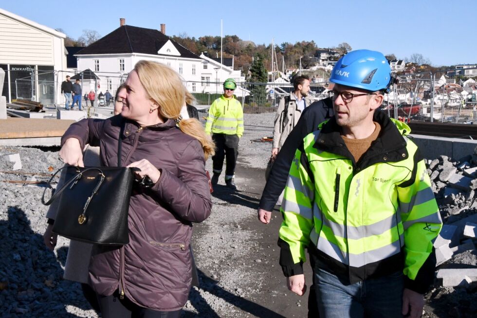OMVISNING: Arbeids- og sosialminister Anniken Hauglie møtte flere av de ansatte til Tor Bjørn Oveland i Oveland Utemiljø.
