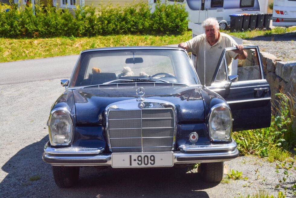 KJØRETØY:  Rolf Messel med sin 1967 Mercedes 250 S. Bilen har han hatt i over 20 år og har ikke tenkt å bytte den ut. FOTO: RAYMOND ANDRE MARTINSEN