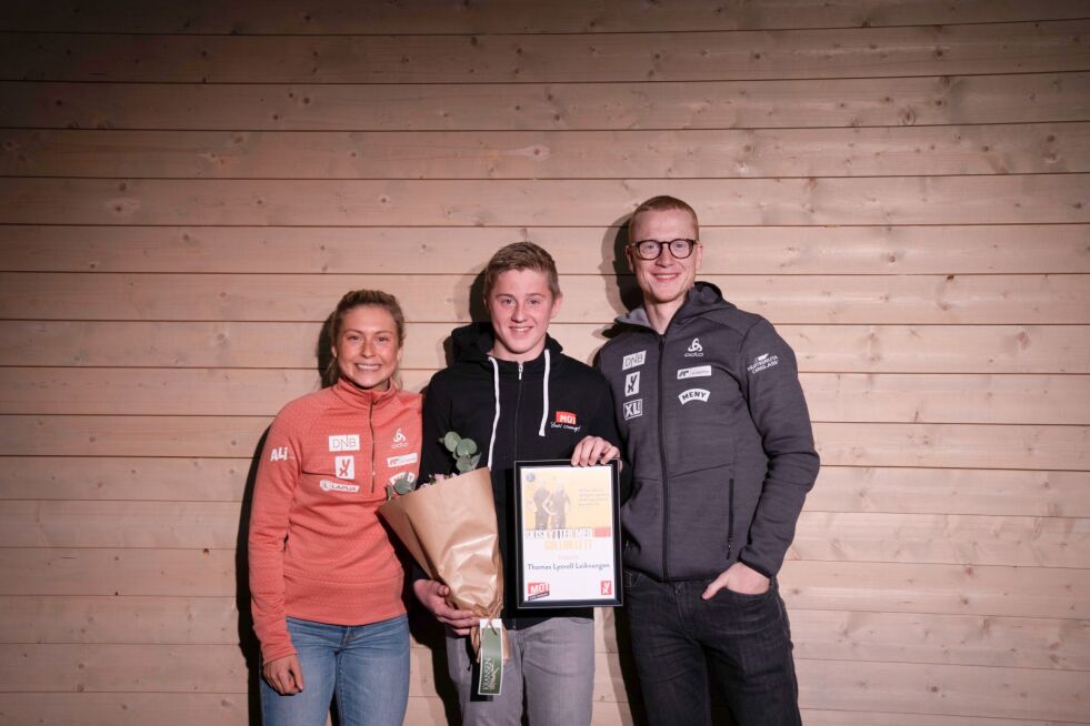 HEDRET: Skiskytterne Ingrid Landmark Tandrevold og Johannes Thingnes Bø sammen med prisvinner Thomas Lysvoll Leikvangen. FOTO: NORGES SKISKYTTERFORBUND