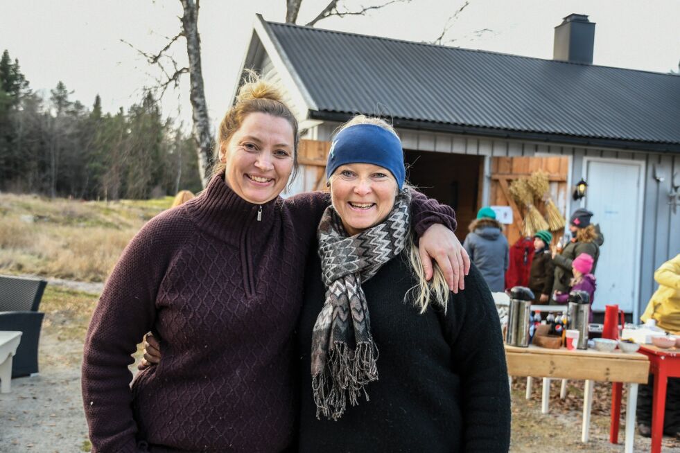 GODE NABOER: Trude Helene Ellingsen og Kari Raustein inviterte til julemarked på Ytre Lauvrak sist søndag.