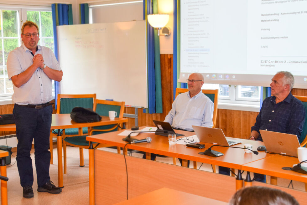 KOMMUNESTYRE: Under torsdagens kommunestyremøte "stoppet" Gunnar Ole Lyngroth møte med en viktig beskjed han ville gi til ordfører Ove Gundersen. FOTO: RAYMOND ANDRE MARTINSEN