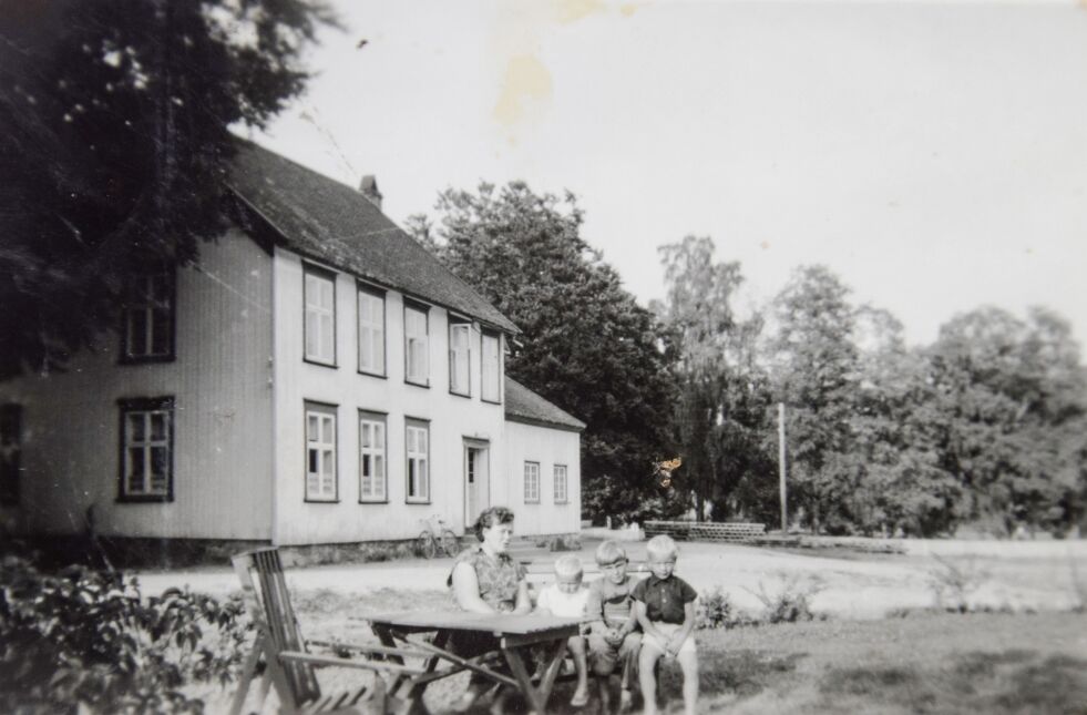 FØR: Slik så det ut på området utenfor kontorbygningen på Frolands Verk i 1955. FOTO: ÅSMUND SÆDEN