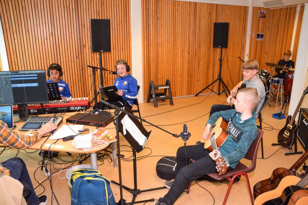 STUDIO: På bilde ser vi Daniel på piano, Amandus på vokal, Håkon på trommer i bakgrunnen, Simen (lærer på kulturskolen) og Theo –Nataniel på gitar. FOTO: RAYMOND ANDRE MARTINSEN