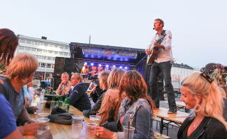 Lover show på grensen til allsang