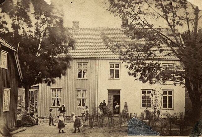 FØR: Bildet over viser Froland prestegård for over 100 år siden. FOTO: Aust-Agder museum og arkiv KUBEN