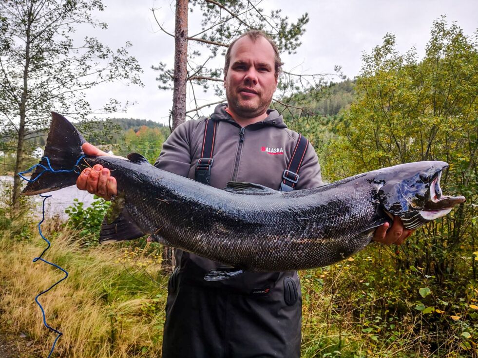 SOLID: Den største laksen tatt i elva i år, er Vidar Hermstads rugg på 9,7 kilo. Her med en på 8,5 kilo tatt på flue. FOTO: PRIVAT